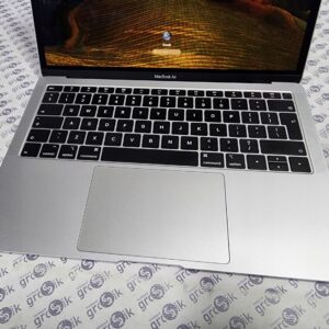 Laptop Apple A1932 13,3 ” Intel Core i5 8 GB / 128 GB stan BARDZO DOBRY